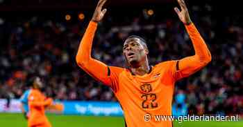 Tijd dringt voor Oranje tegen Duitsland: Mexx Meerdink dicht bij gelijkmaker, ook Ruben van Bommel debuteert