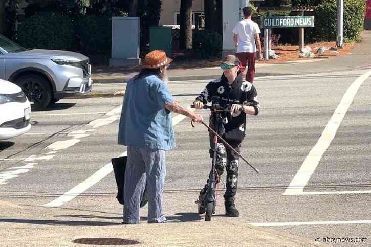 VIDEO: Cane-swinging pedestrian wants e-scooters, bikes off Surrey sidewalks