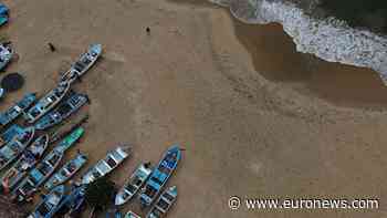 People battle huge waves to save boat in Acapulco during Hurricane Polo