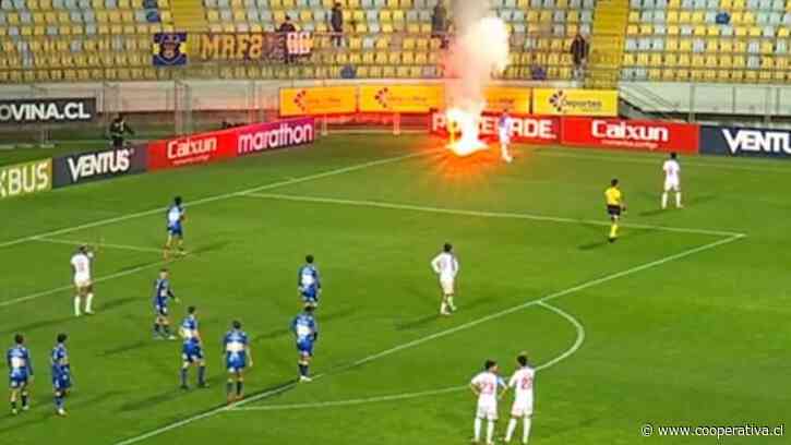 Duelo de Everton y la U fue interrumpido por incidentes: Lanzaron bengalas en Sausalito
