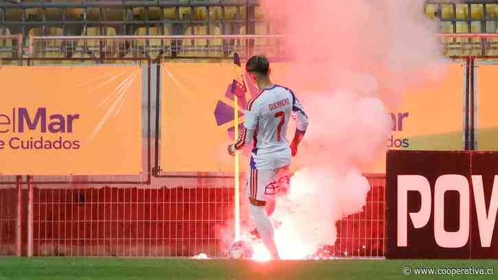 [VIDEO] Como un misil: Peligroso fuego artificial de barristas de la U cruzó la cancha y llegó cerca de Guerrero
