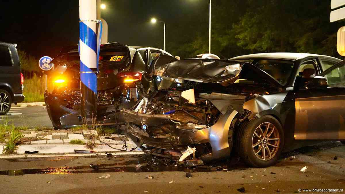 Auto's botsen op elkaar in Rijen, weg bezaaid met brokstukken
