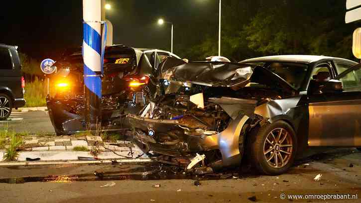 Auto's botsen op elkaar in Rijen, weg bezaaid met brokstukken
