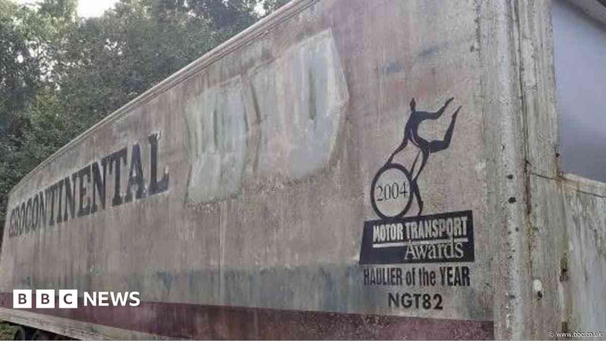 Trailer of 40 tonnes of waste abandoned on road