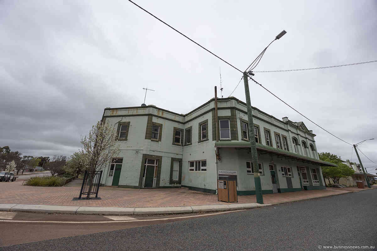 Fremantle AFL grand final to help revive WA country town's pub