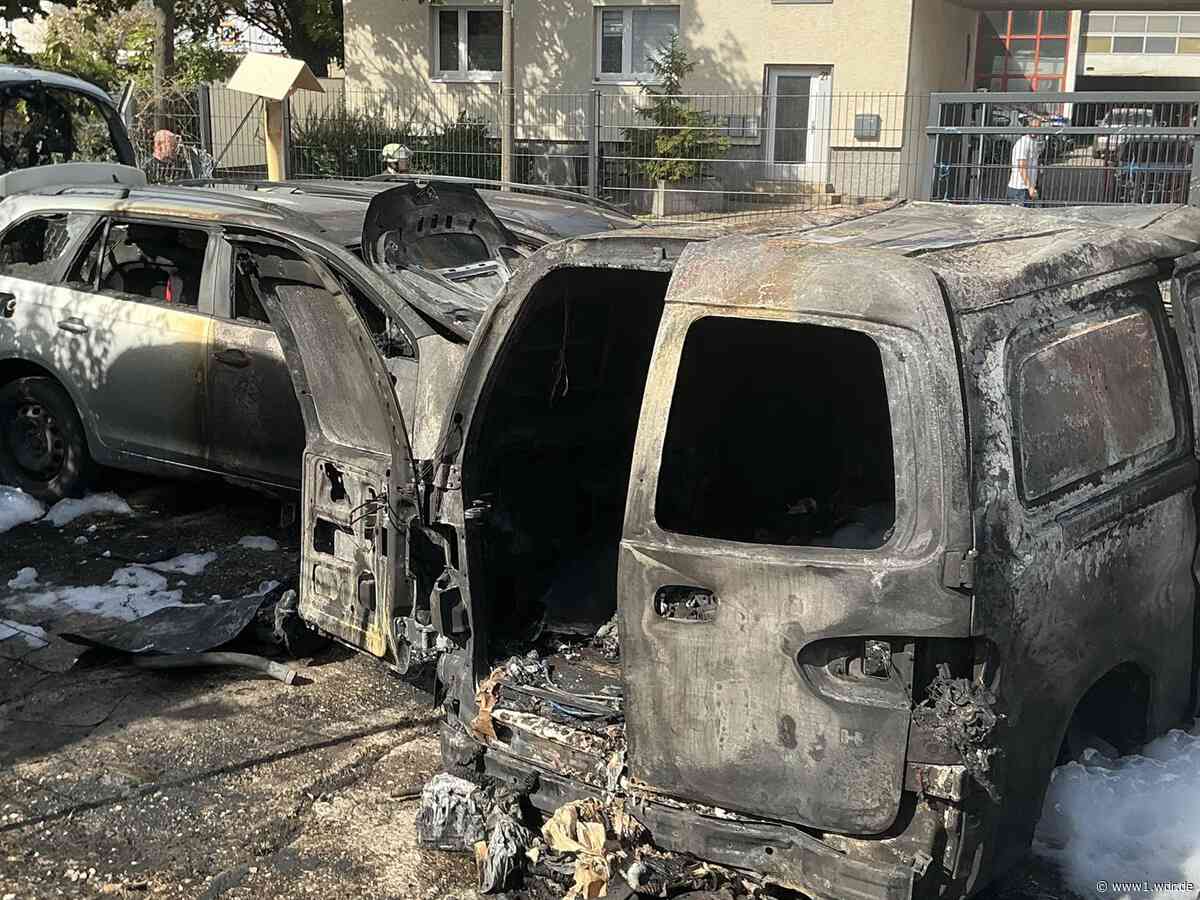 Schrottplatz-Brand in Beuel: Feuerwehr stoppt Flammen