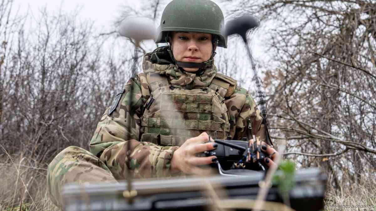 Sui caduti in Ucraina Tusk solleva il velo: è il momento di reclutare le donne?
