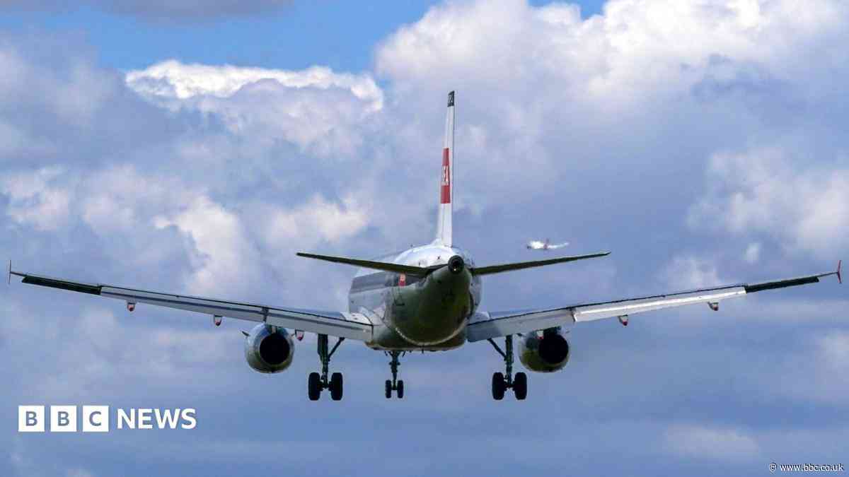 Glasgow flight landed 'with minutes of fuel left' - report