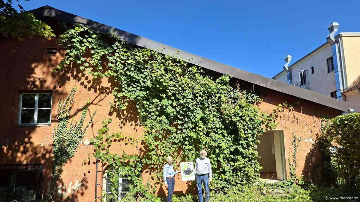 Offene Werkstatt „machBar“ zieht um – 40 Paletten per Kran aus dem Keller