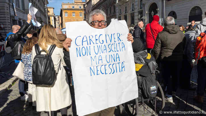 Ddl Caregiver, aumenta la platea di chi può ricevere aiuti ma i fondi restano gli stessi. Le associazioni: “Siamo oltre la beffa”