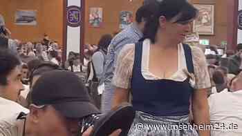Unfassbares Video vom Oktoberfest: Wiesn-Gast trinkt aus Haferlschuh – Bedienung angewiedert