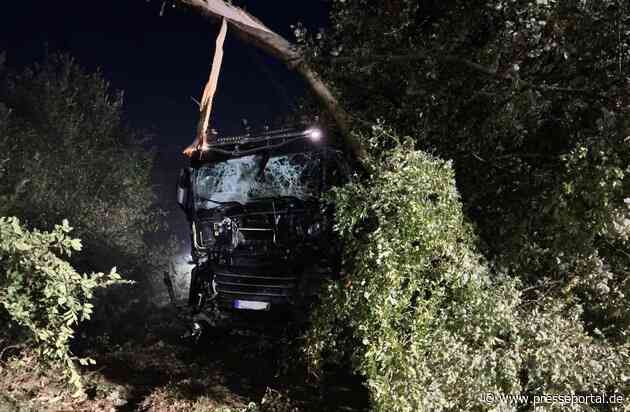 Feuerwehr Kalkar: Rübentransporter kommt auf der B67 von der Fahrbahn ab - Fahrer bleibt unverletzt
