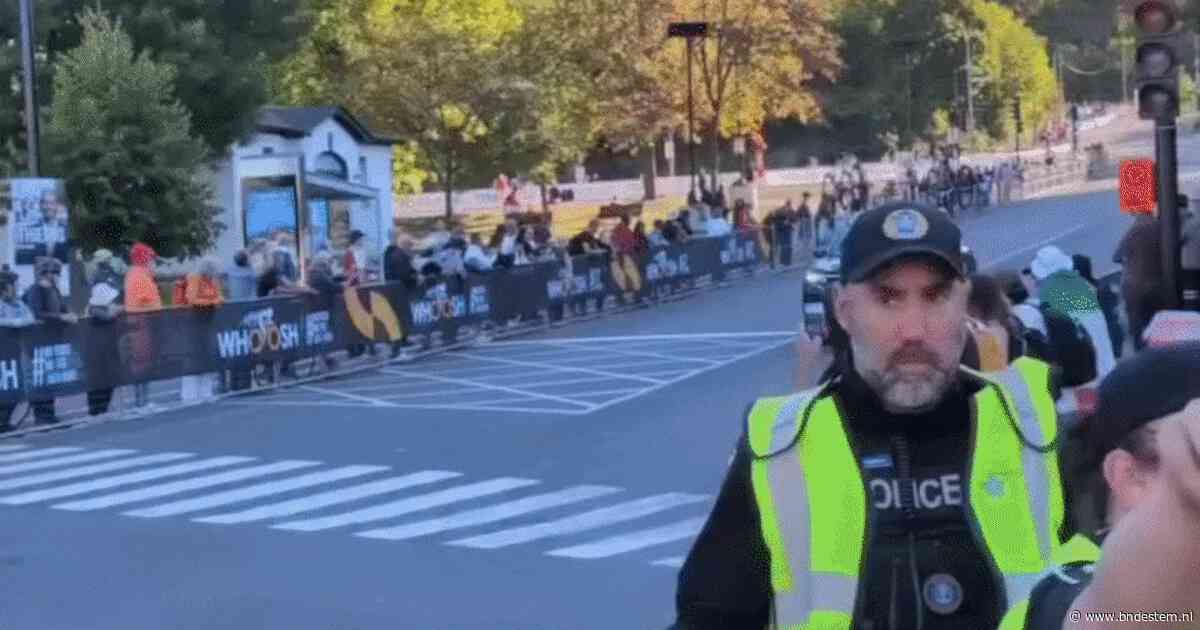Levensgevaarlijke actie: volgwagen vliegt over smal parcours, Spaanse ploegleider uit WK gezet