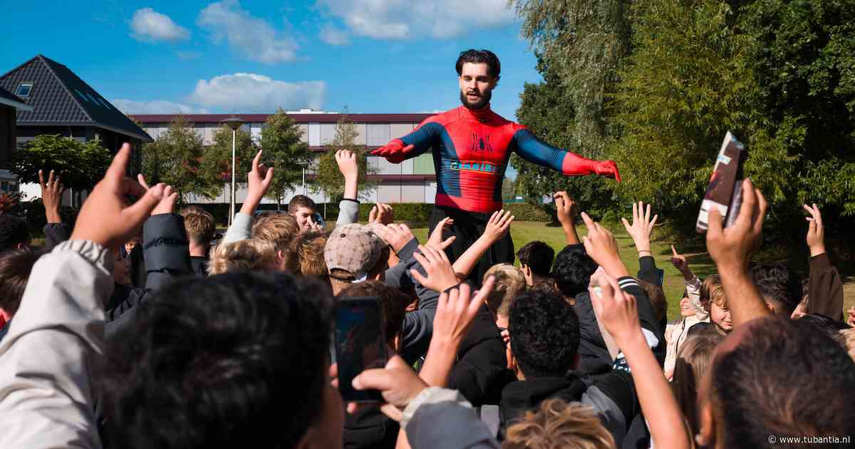Als tiktokker SpiderAli Hengelo bezoekt, is er binnen de kortste keren een hysterische massa