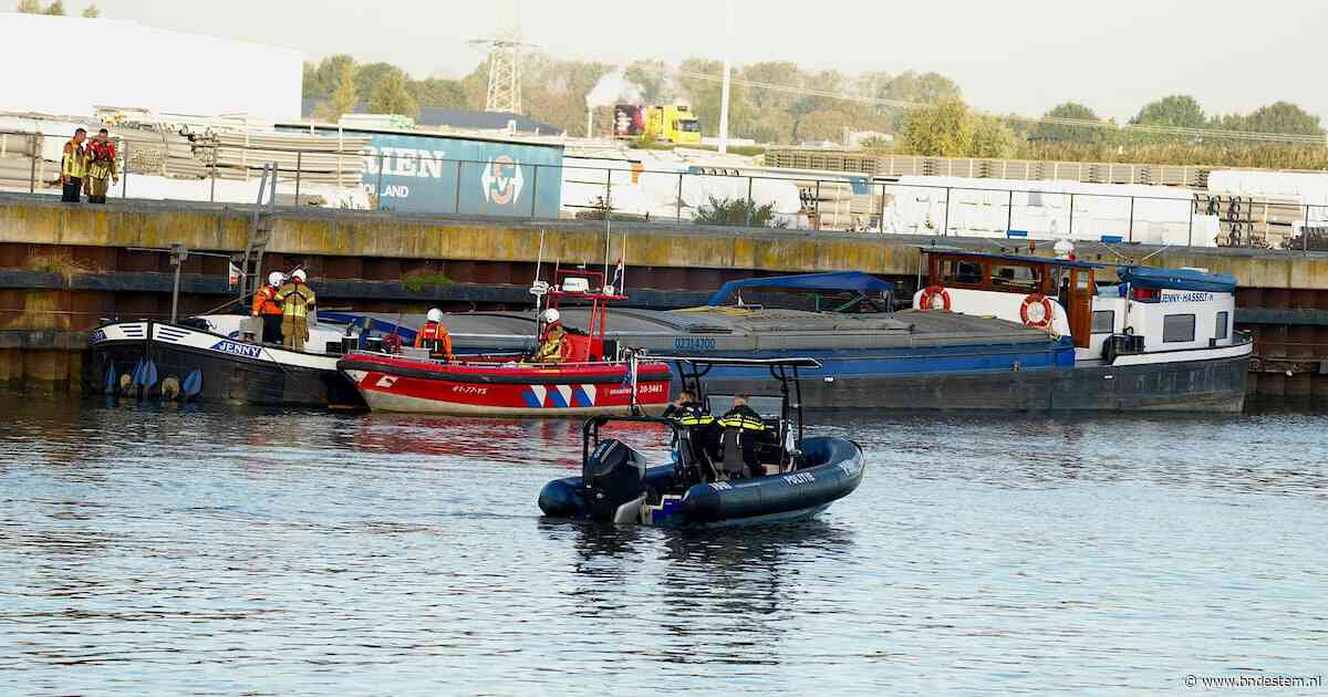 Vrachtschip botst op Amertakbrug en begint te zinken, brandweer controleert boot bij Geertruidenberg