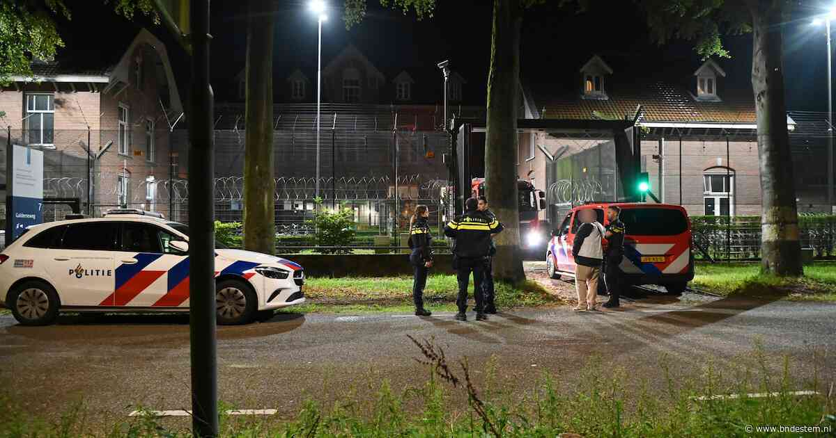 Papier in brand in kamer van jeugdgevangenis Den Hey-Acker in Breda