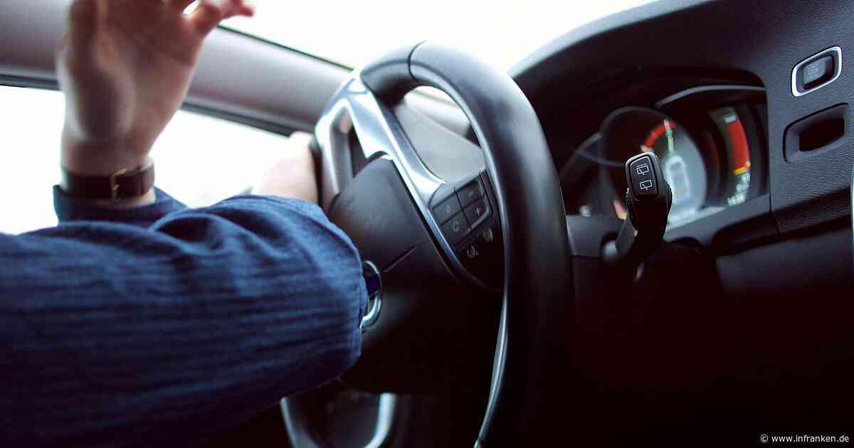 A70 bei Stadelhofen: Autofahrer erschreckt sich vor Warnsystem - und baut Unfall