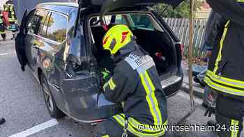 Unfall in Rott vor dem Feuerwehrhaus – Traktor fährt auf wartendes Auto auf