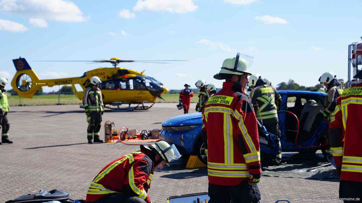 Vom Unfallwrack zum Hubschrauber: Rettungskräfte üben Ernstfall in Penzing
