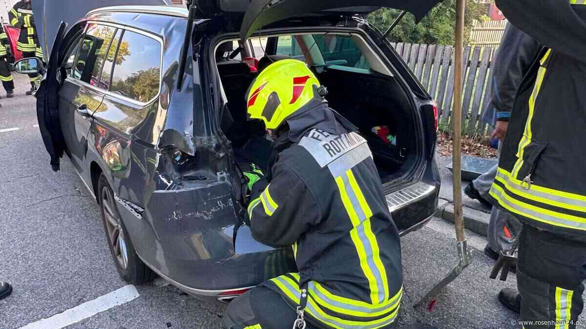 Unfall in Rott vor dem Feuerwehrhaus – Traktor fährt auf wartendes Auto auf