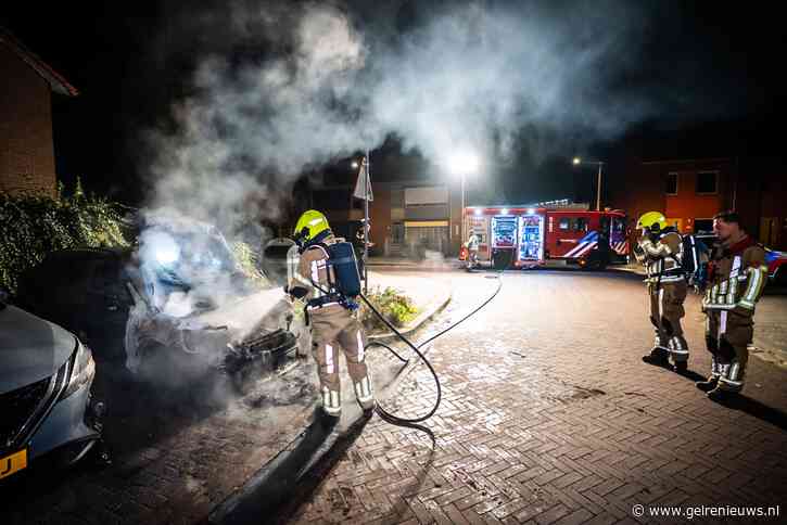 Twee auto’s vrijwel tegelijk in brand, politie onderzoekt verband
