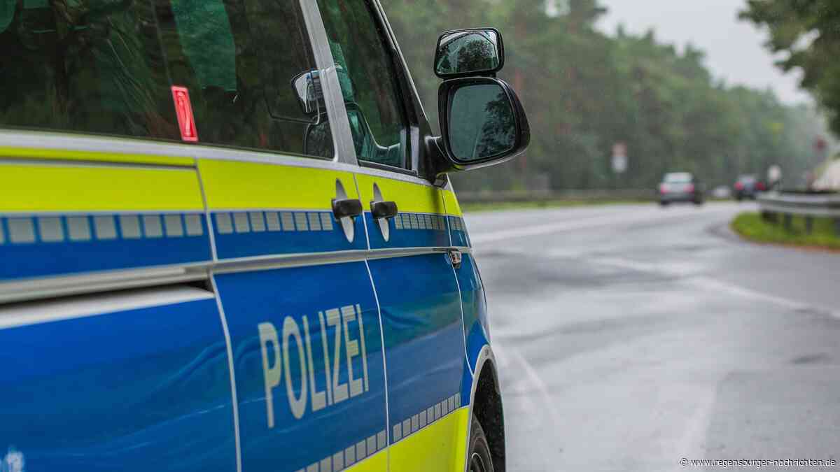 Sechs Tonnen Asphalt landen nach Lkw-Unfall im Graben
