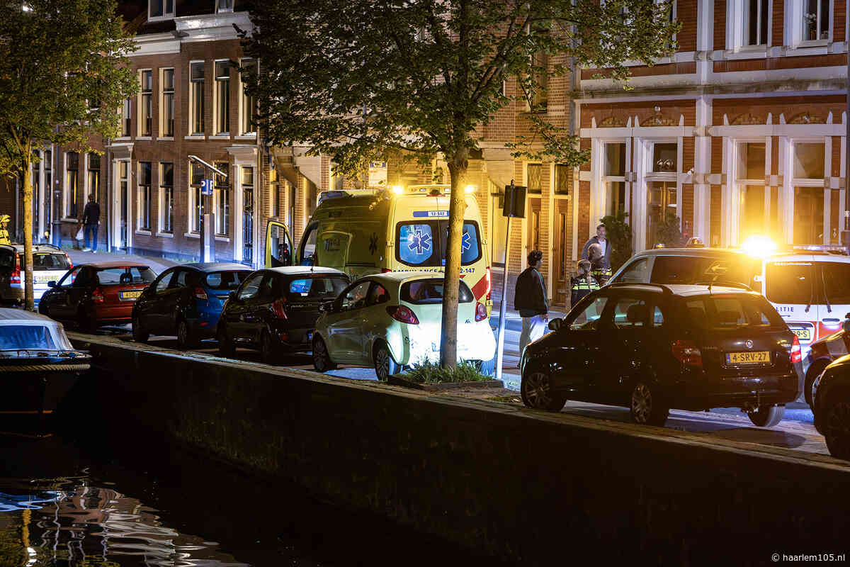 Omstanders redden man met behulp van touw uit water