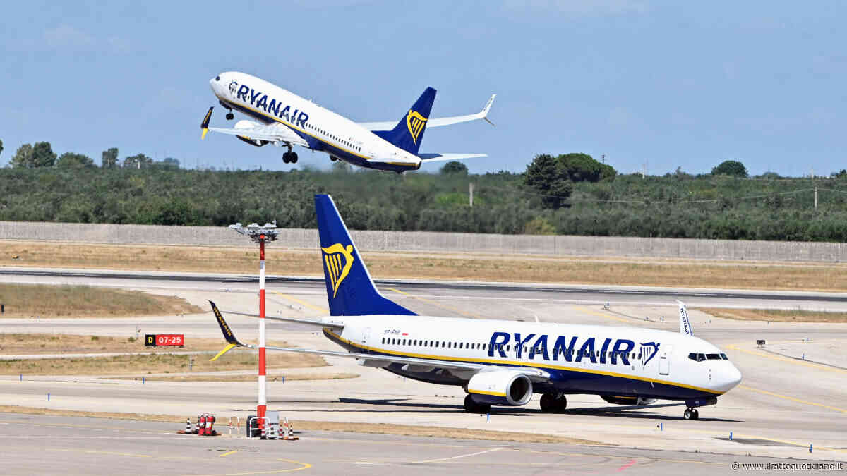 “Ci sono tre persone su questo aereo che mi stanno pedinando, date questi documenti al comandante”: scatta l’allarme dirottamento sul volo Ryanair, il pilota lancia il codice d’emergenza 7500