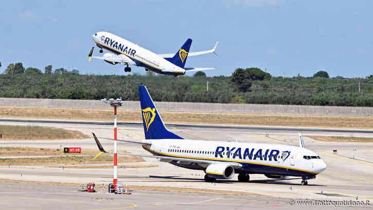 “Ci sono tre persone su questo aereo che mi stanno pedinando, date questi documenti al comandante”: scatta l’allarme dirottamento sul volo Ryanair, il pilota lancia il codice d’emergenza 7500