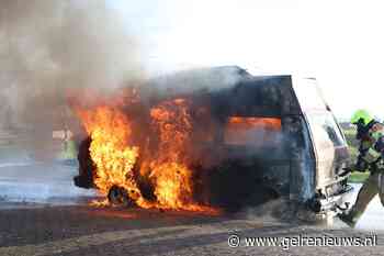 Camper volledig in brand, brandweer met meerdere voertuigen