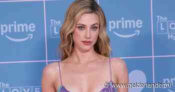 Designers stonden direct klaar voor Lili Reinharts romcom-looks: ‘Een van de mooiste jurken die ik ooit heb gezien’