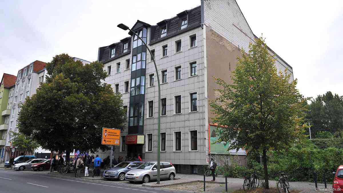 Konflikt um besetztes Ex-Hostel: Urin-Angriff auf Bauarbeiter löst Großeinsatz in Berlin aus