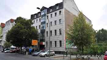 Konflikt um besetztes Ex-Hostel: Urin-Angriff auf Bauarbeiter löst Großeinsatz in Berlin aus