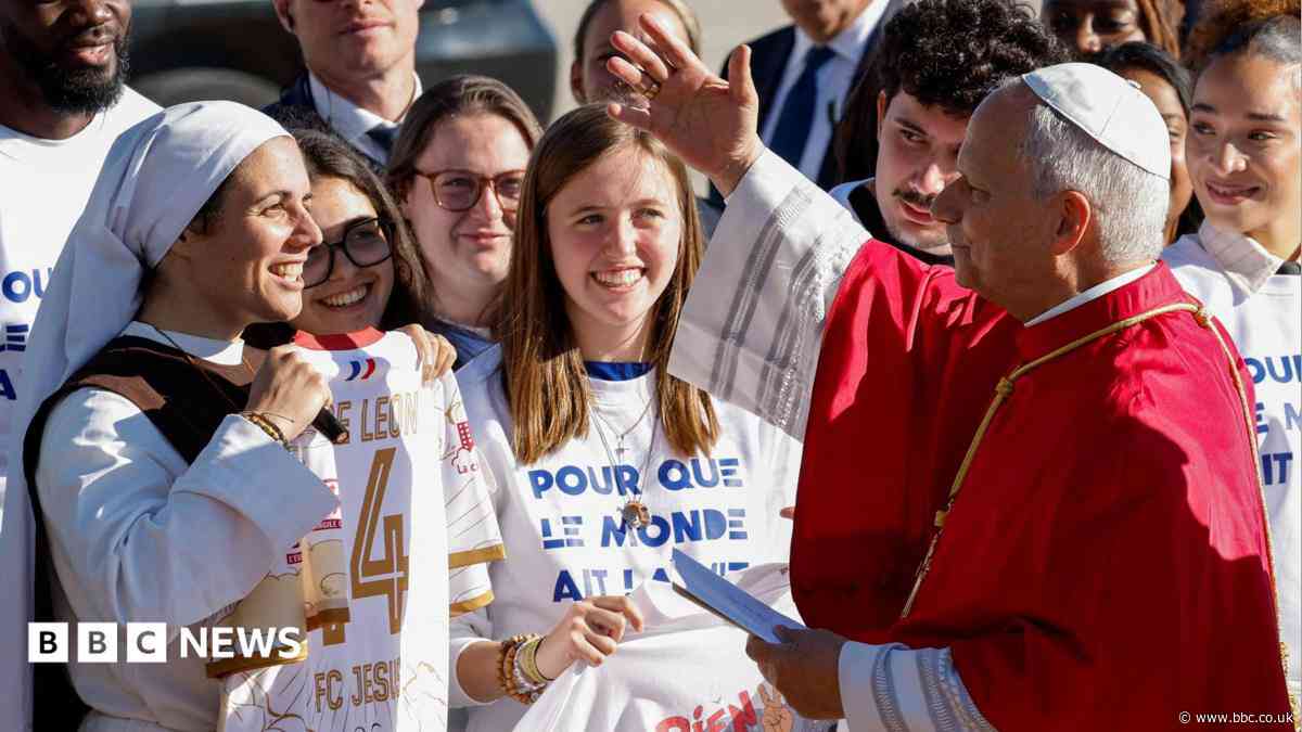 Hundreds of thousands expected in Paris for Pope's visit