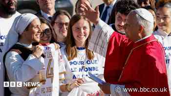 Hundreds of thousands expected in Paris for Pope's visit