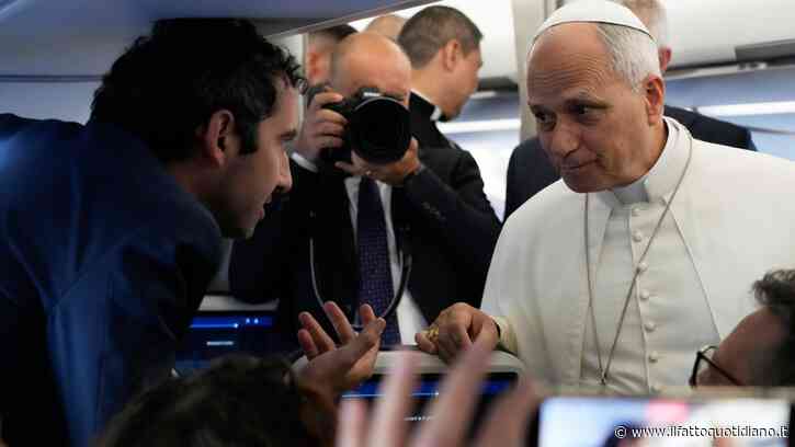 Papa Leone in viaggio verso la Francia risponde ai giornalisti: “Contento che siate qui, la copertura mediatica è necessaria”
