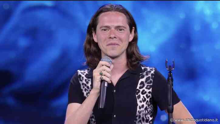 “Il personaggio più assurdo che abbia mai visto”: Jake La Furia a X Factor 2026 impazzisce per Alex. Lui rivela: “Mia mamma sui social scrive ‘top’ alle mie performance” – VIDEO
