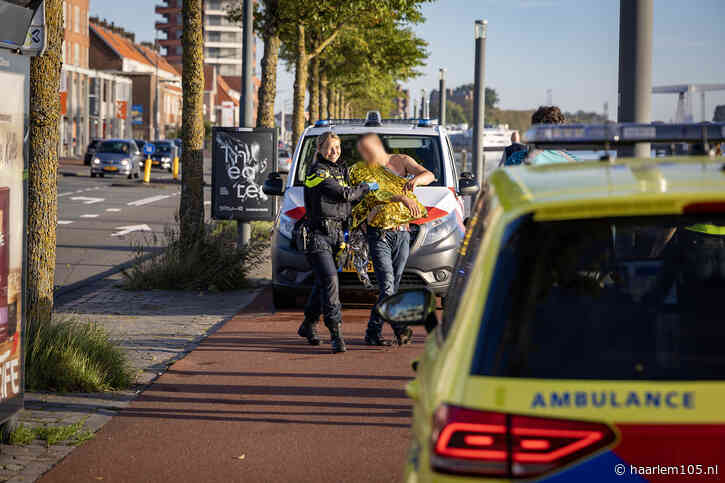 Dronken man valt omstanders lastig en valt in Spaarne