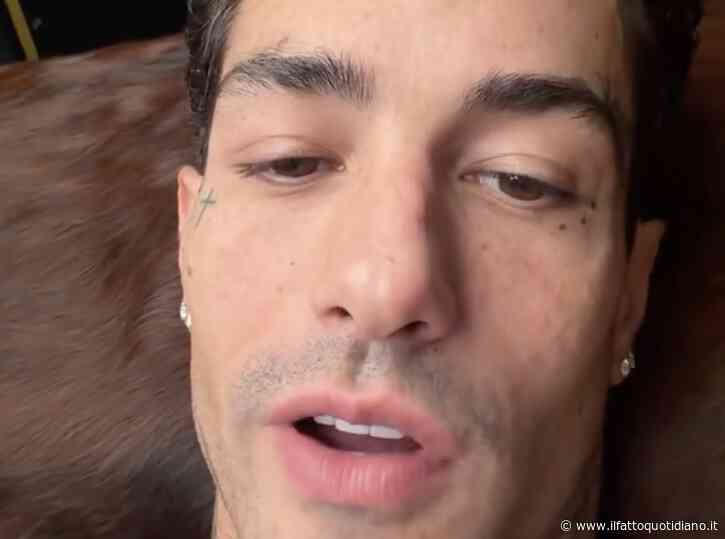 Tony Effe nella bufera: “Taglia 26, siete schiavi degli zuccheri”. Il rapper travolto dalle polemiche poi si scusa: “Non volevo offendere nessuno”