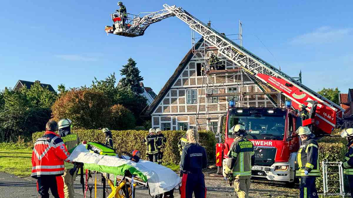 Handwerker stürzt durch Dach in die Tiefe – Feuerwehr rettet ihn schwer verletzt