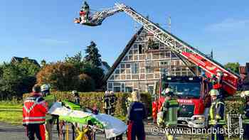 Handwerker stürzt durch Dach in die Tiefe – Feuerwehr rettet ihn schwer verletzt