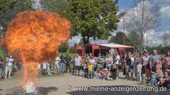 Feuerwehr Zolling zeigt eindrucksvoll: Wasser in Fettbrand löst Stichflamme aus