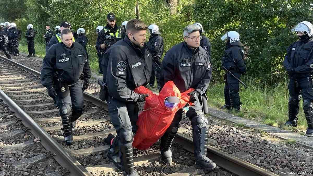 „Red Storm Charlie“: Aktivisten besetzen Gleise der Hafenbahn – was sie fordern