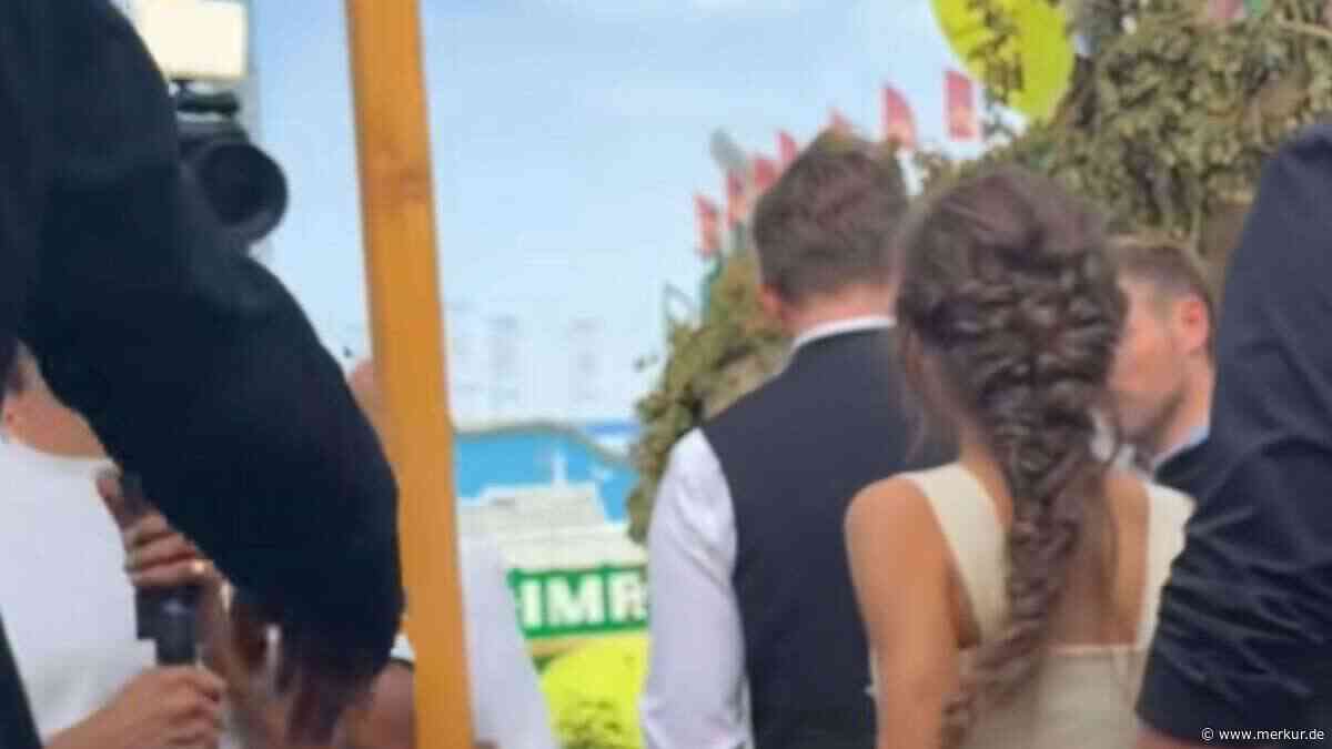 Wiesn-Besucherin schlürft Spritz – plötzlich bemerkt sie Promi neben sich