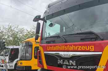 FW Dresden: LKW und Straßenbahn stoßen zusammen, vier Verletzte