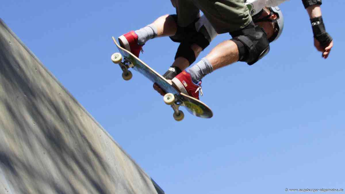 Randalierer wirft mit einem Skateboard