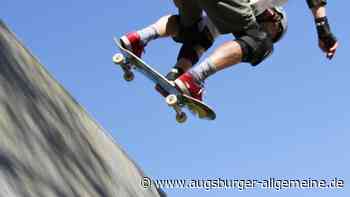 Randalierer wirft mit einem Skateboard