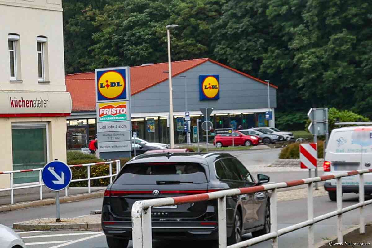 Unfall am Lidl-Parkplatz in Glauchau: Polizei nennt Ursache für Kollision mit mehreren Autos