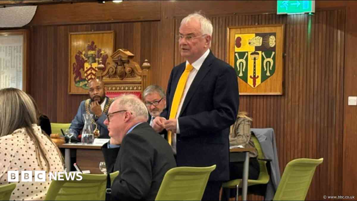 Council leader voted out after no confidence motion