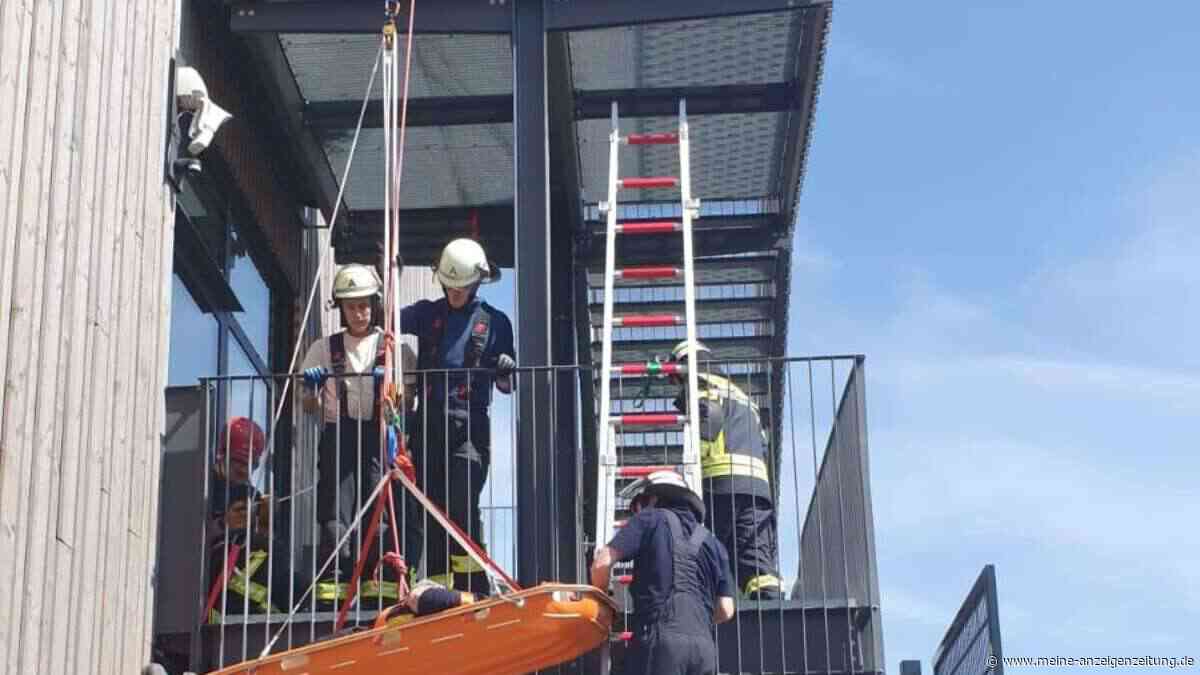 Praxisnahes Feuerwehr-Training: Übungstür, Spezialwerkzeug und Leihgeräte für Atemschutz